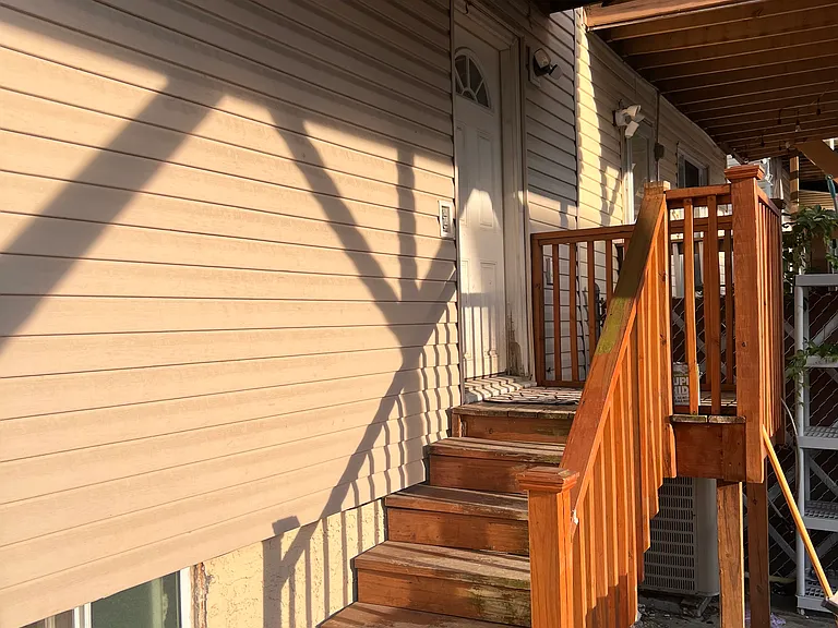 22 Kingsbridge Ave — Photo 6