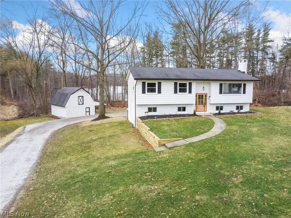 1121 Doralee Dr, Mogadore, OH 44260