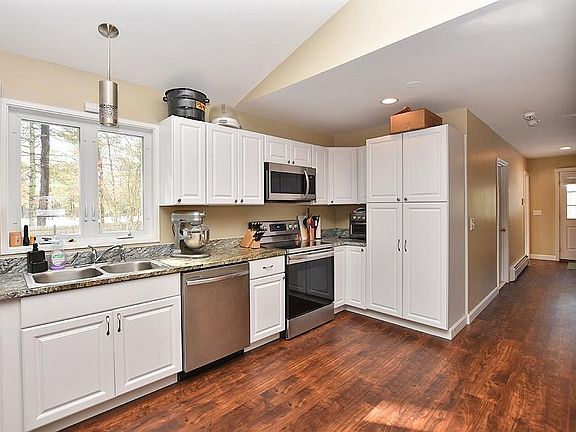 4th image of 40 Crestwood Dr