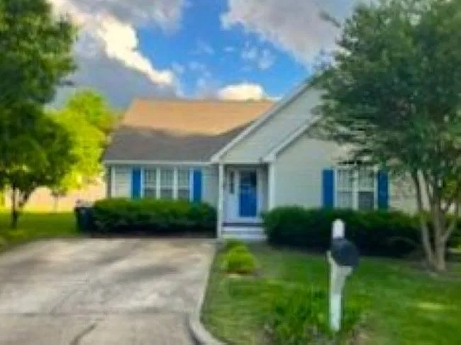3 bed, 1297 sqft, $1,975 — Photo 1