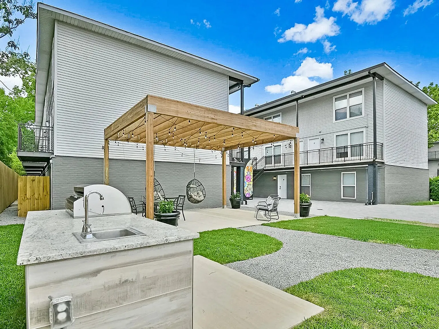 330 Ingleside Drive — Photo 2