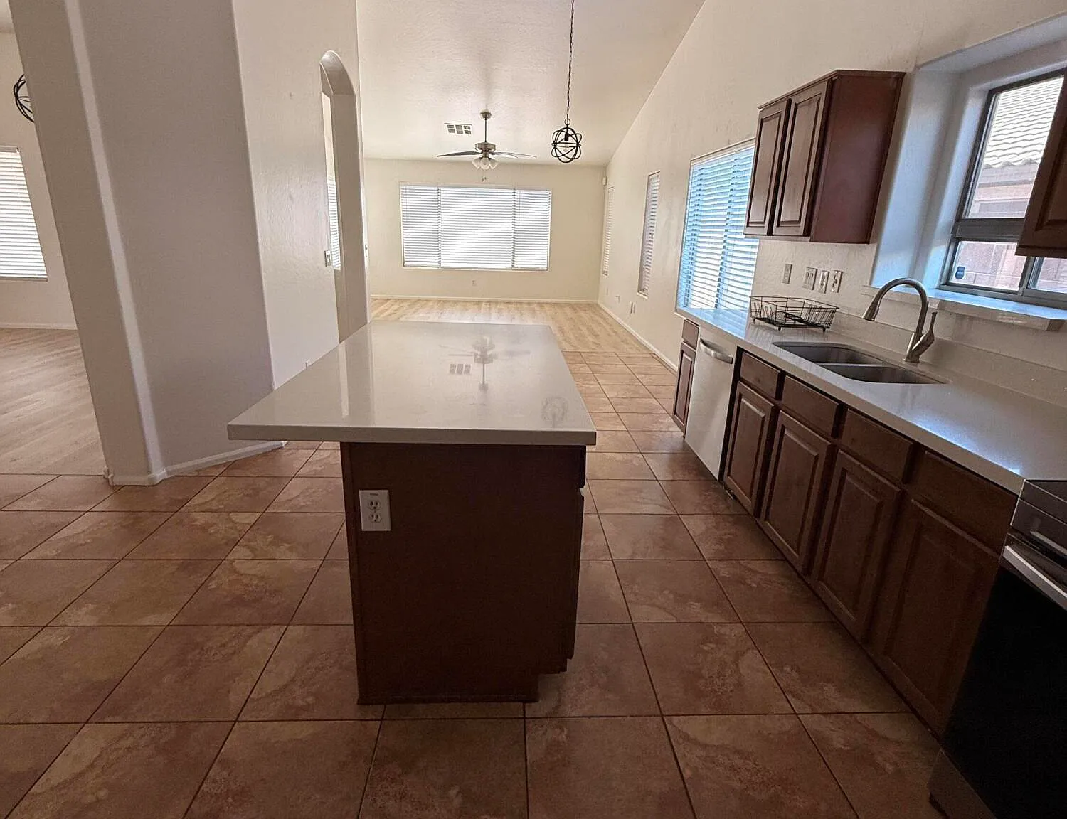 4 bed, 2.0 bath, 1922 sqft, $2,300 — Photo 3