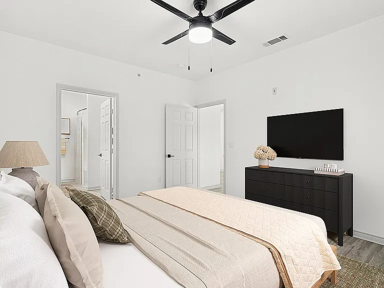 2x2 1240 sqft B2 - Primary Bedroom