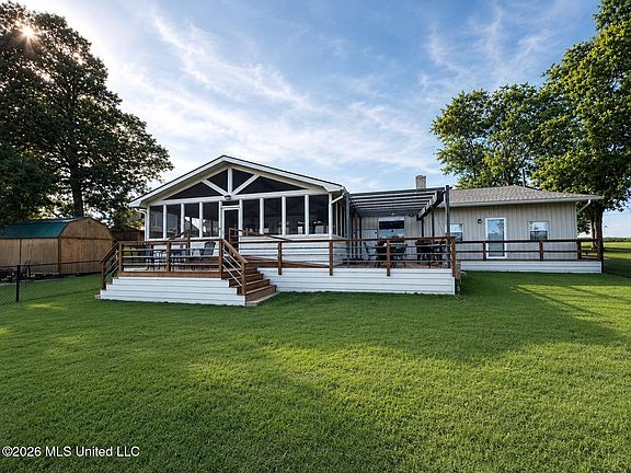 4th image of 712 Lake Dr