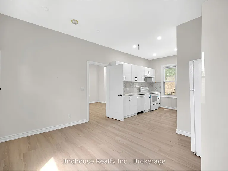 108 Lindsay St S — Photo 5