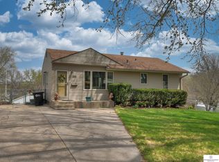 6902 Pinkney St, Omaha, NE 68104