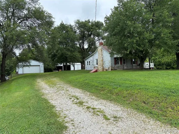 15133 Newbern Rd, Dow, IL 62022