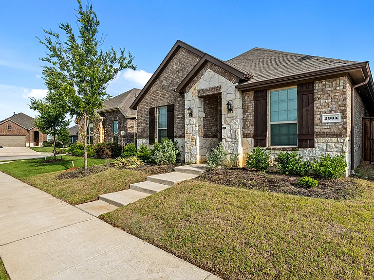 2304 Rosaline Dr — Photo 5