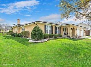 223 Waterford Dr, Willowbrook, IL 60527