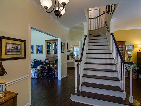 5th image of 122 Essex Dr
