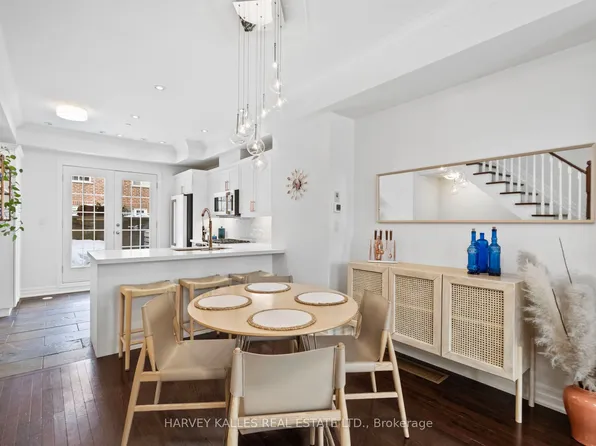 17 Peelar Mews, Toronto, ON M8Y 0B1