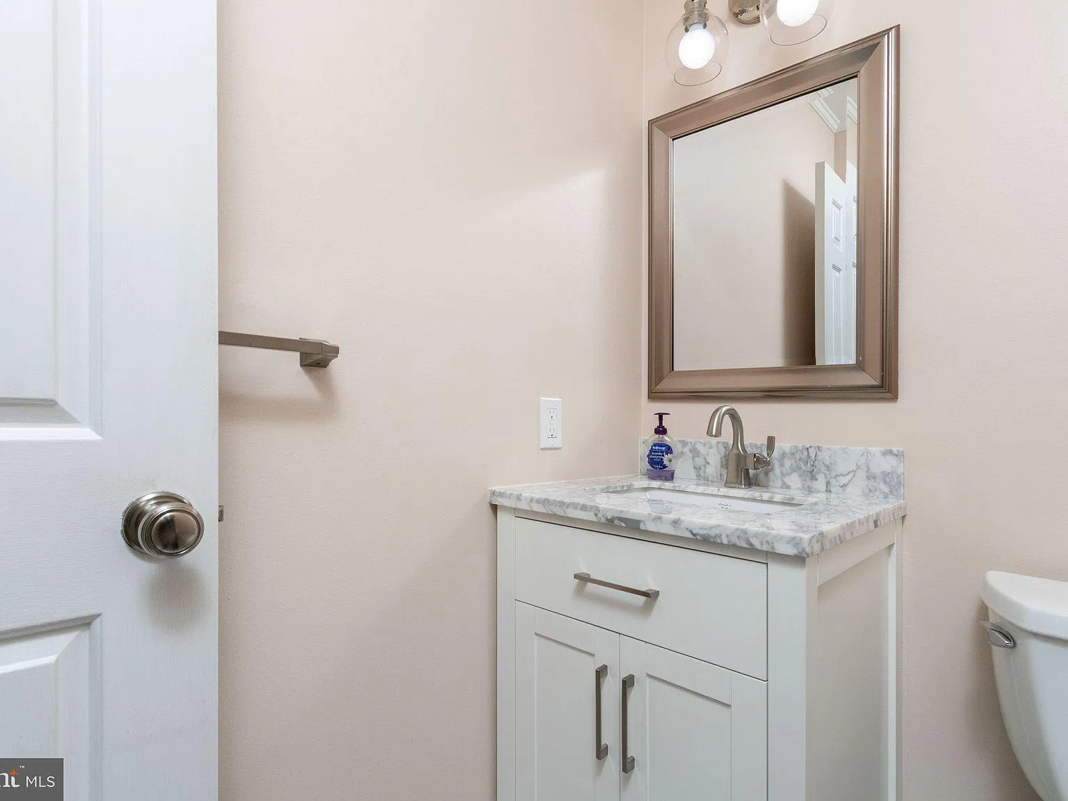 3 bed, 2.5 bath, 2680 sqft, $3,950 — Photo 3