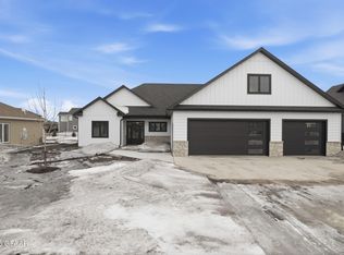 5939 Sylvia Cir, Grand Forks, ND 58201