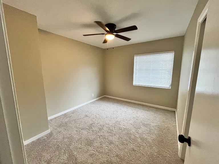 1554 Hillcrest Dr — Photo 17
