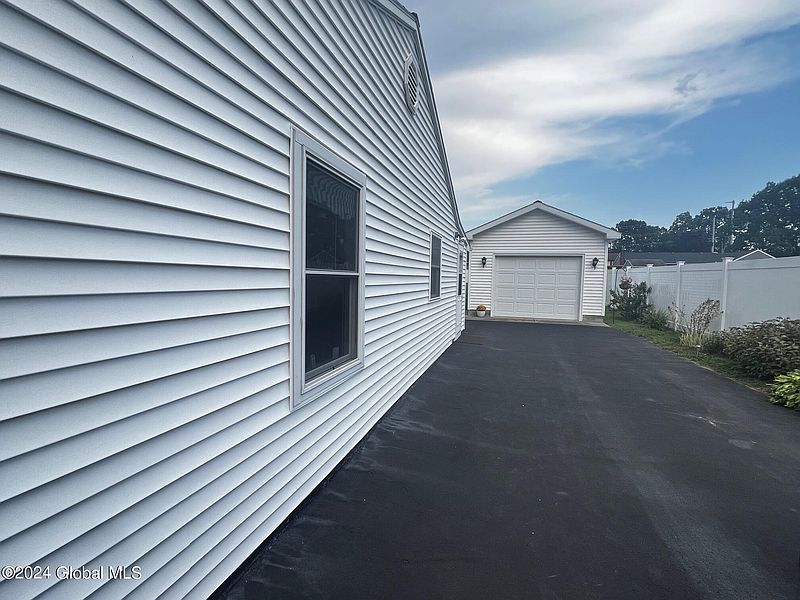 3rd image of 35 Oakwood Drive
