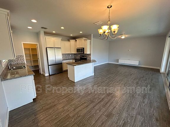 5th image of 804 E Gary Ln