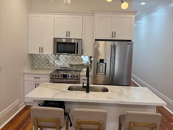 3rd image of 2262 Carondelet St
