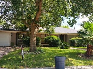904 Idlewood Dr, Baytown, TX 77520