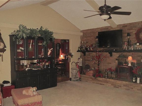 3rd image of 803 W Oak St