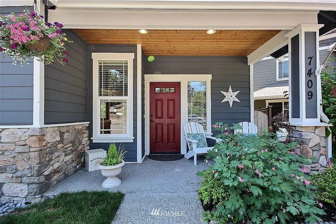 4 bed, 2.5 bath, 2300 sqft, $3,950 — Photo 2