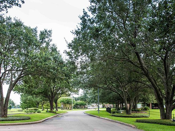 Well kept gated community with attractive landscape and lake view.