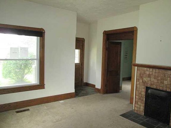 4th image of 321 S Green St