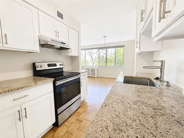 1000 East Ave #507 — Photo 13