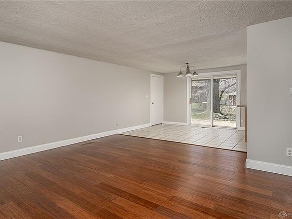 3rd image of 625 Maple Hill Dr