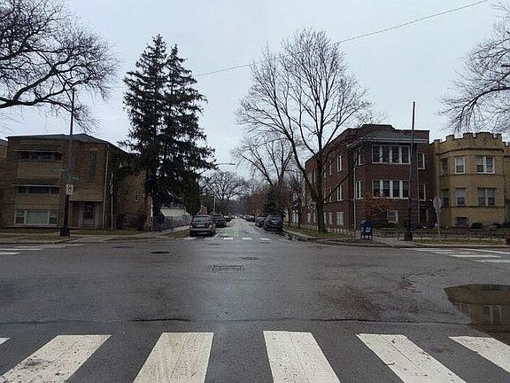 4th image of 4945 N California Ave