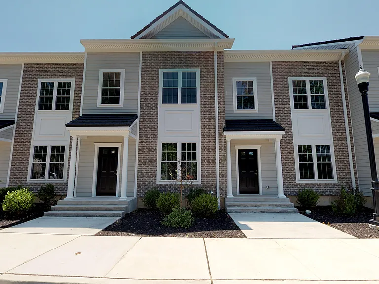 LAWRENCEVILLE GARDEN APARTMENTS AND TOWNHOMES — Photo 3