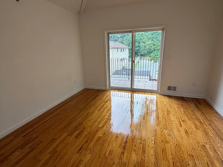3B Rockwell Ave #3B — Photo 8