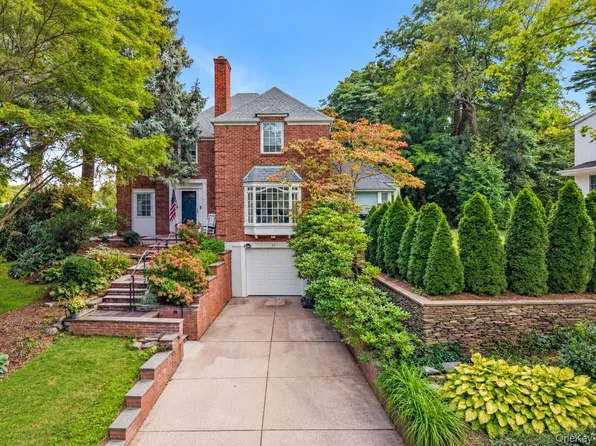 6 Crowntop Road, Manhasset, NY 11030