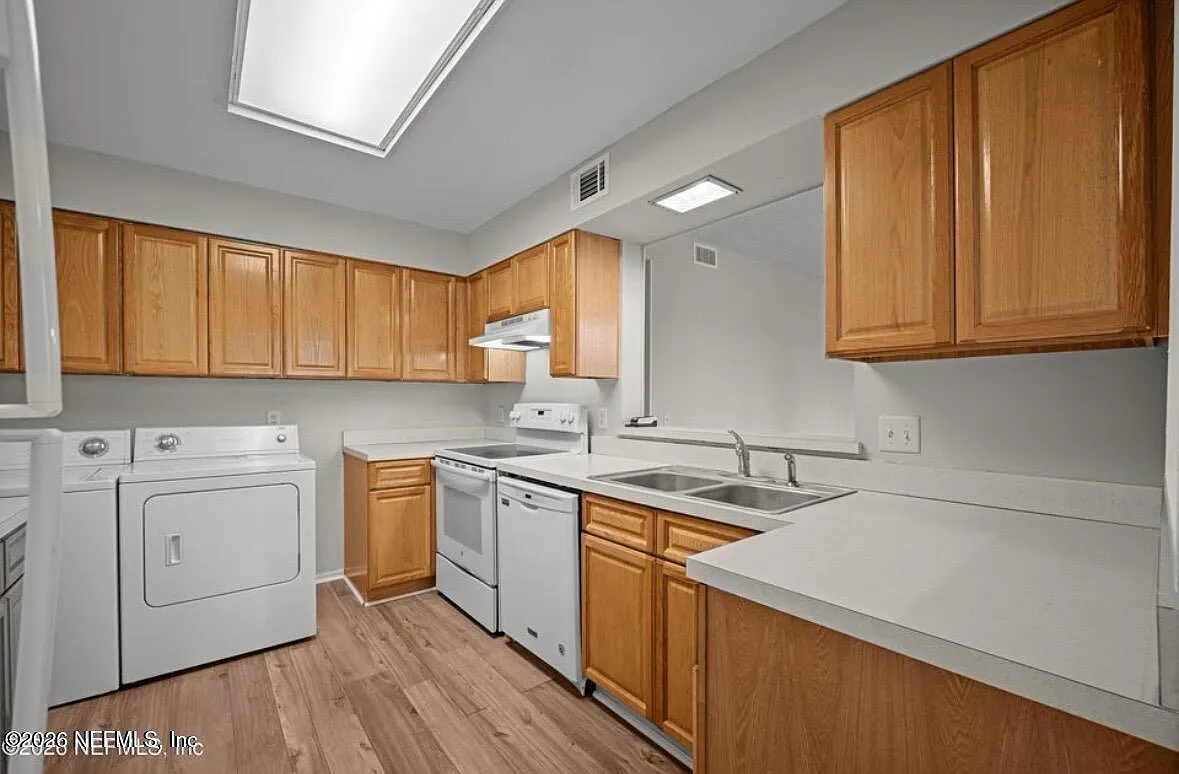 2 bed, 2.0 bath, 1276 sqft, $1,500 — Photo 2