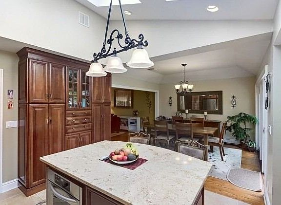3rd image of 10 Blue Grass Ct