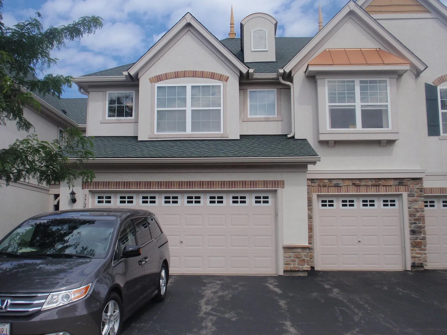 3 bed, 2.5 bath, 1900 sqft, $3,000 — Photo 1