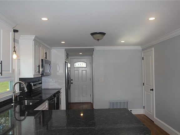 5th image of 76 Boxwood Ave