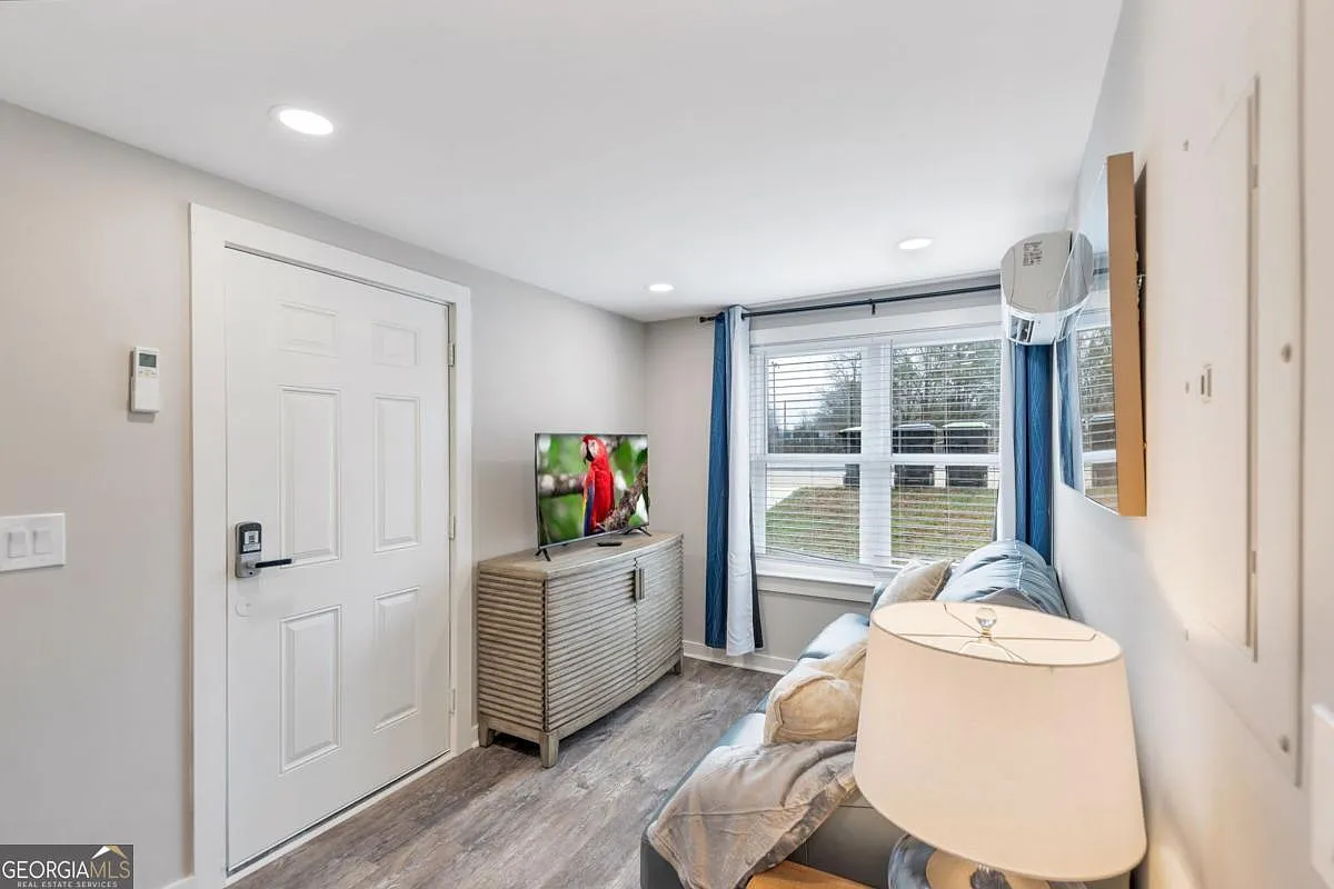 2 bed, 1.0 bath, 700 sqft, $2,600 — Photo 1