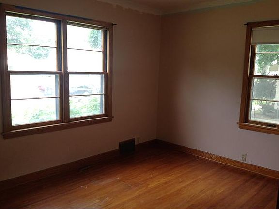 5th image of 235 Frost St W