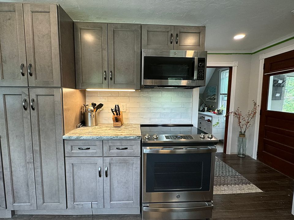 Kitchen: Pantry, Range, Microwave