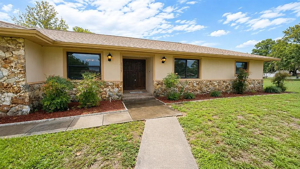 3 bed, 2.0 bath, 1626 sqft, $2,900 — Photo 2