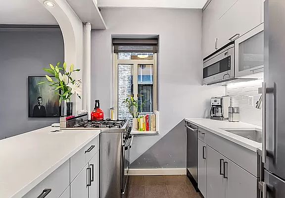 5th image of 155 W 20th St APT 4C