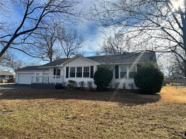 433 E 3rd St, Adrian, MO 64720