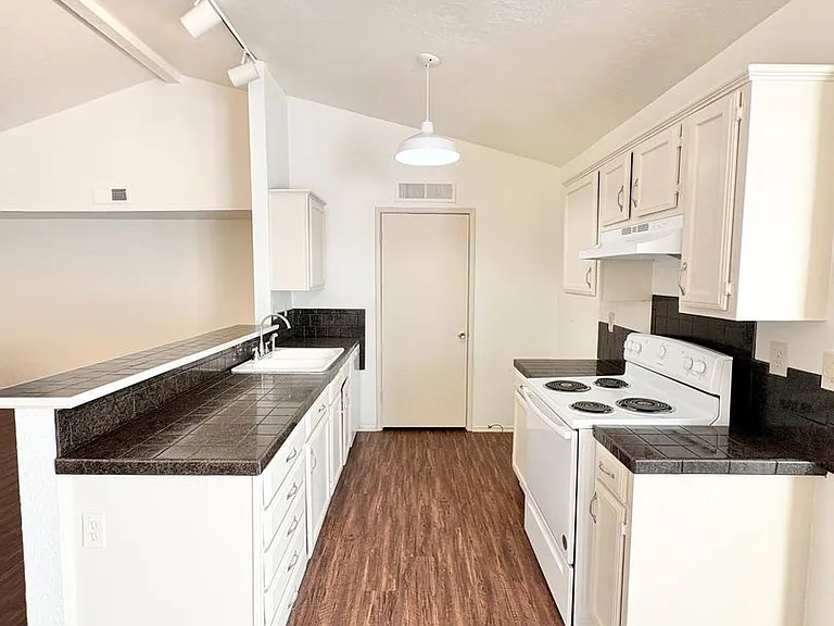 658 Stonehenge Dr — Photo 5