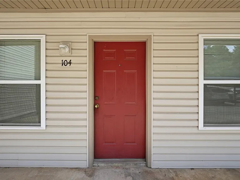 938 W Cleveland St #104 — Photo 3