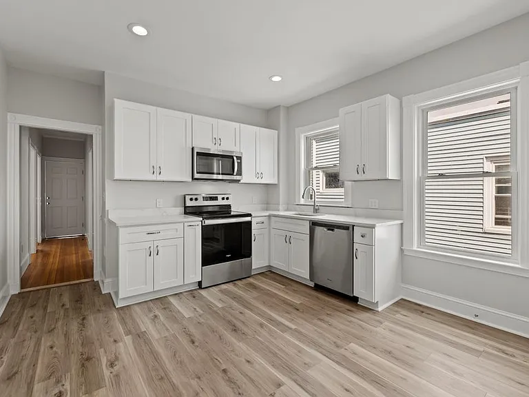 16 Leslie St #2 — Photo 10