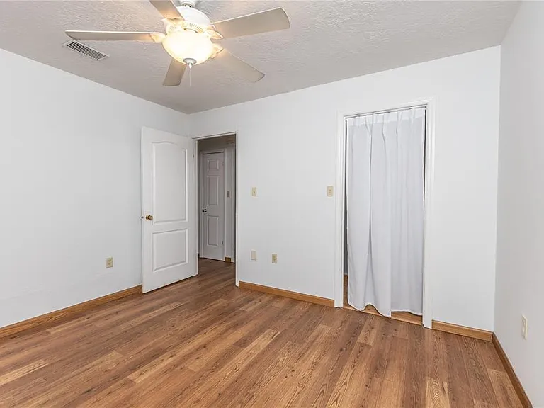 301 Curry St — Photo 9