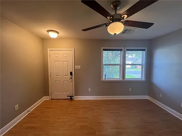 2 bed, 1.0 bath, 952 sqft, $1,200 — Photo 2