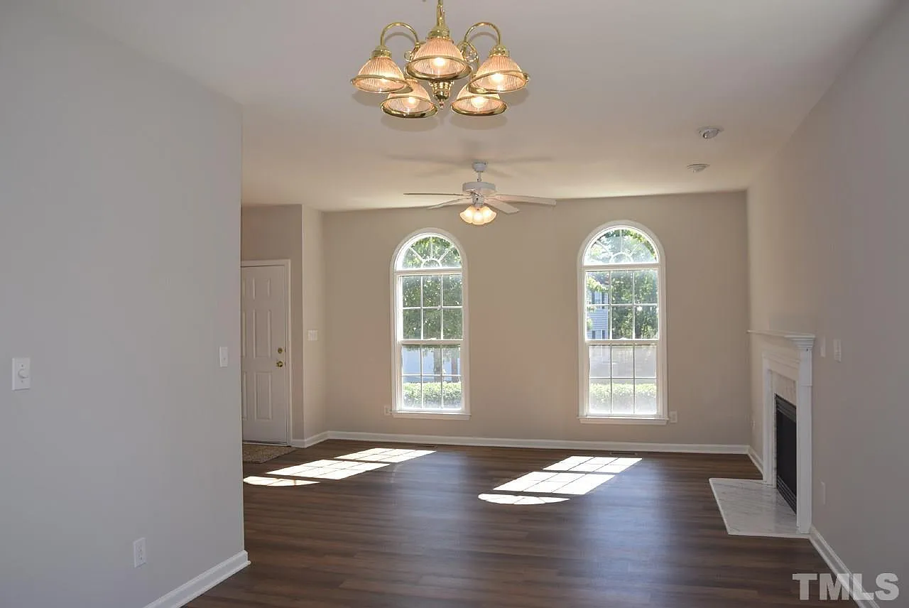3 bed, 2.5 bath, 1669 sqft, $2,100 — Photo 3