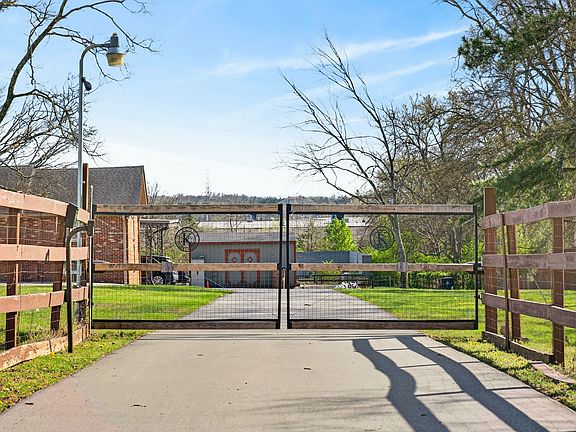 5th image of 501 Green Ln