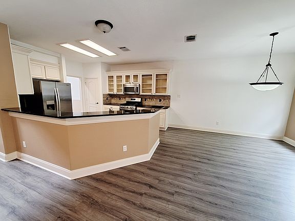 5th image of 2122 Wheaton Trl